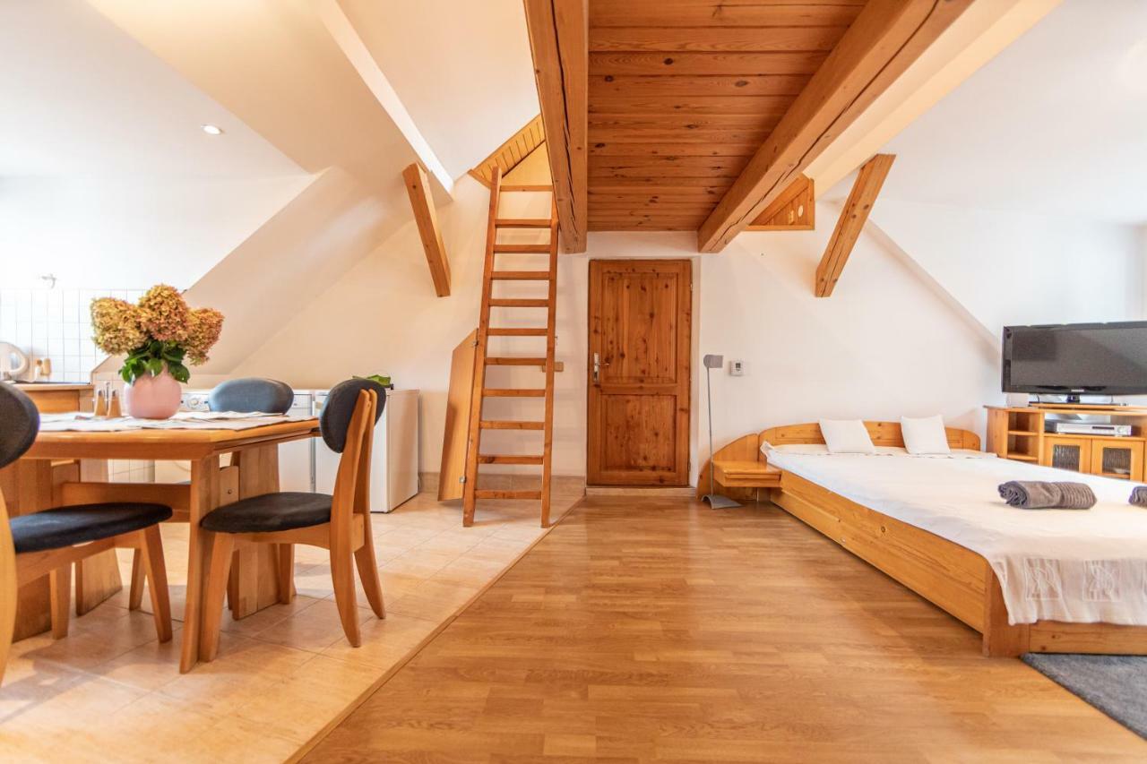 Romantické ubytovanie v podkroví ideálne pre páry alebo rodinku Bratislava Esterno foto